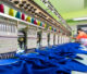 trabajador que trabaja maquina coser area bordado fabrica textil zona industrial maquinaria moderna sistemas tecnologicos seleccione foco maquina coser