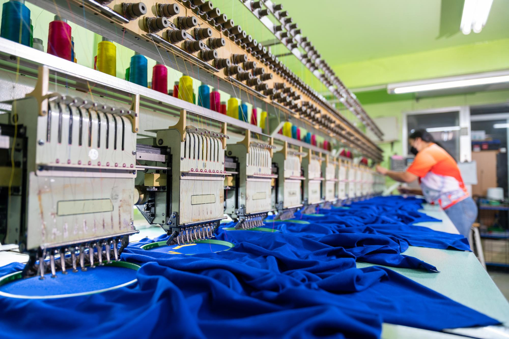 trabajador que trabaja maquina coser area bordado fabrica textil zona industrial maquinaria moderna sistemas tecnologicos seleccione foco maquina coser